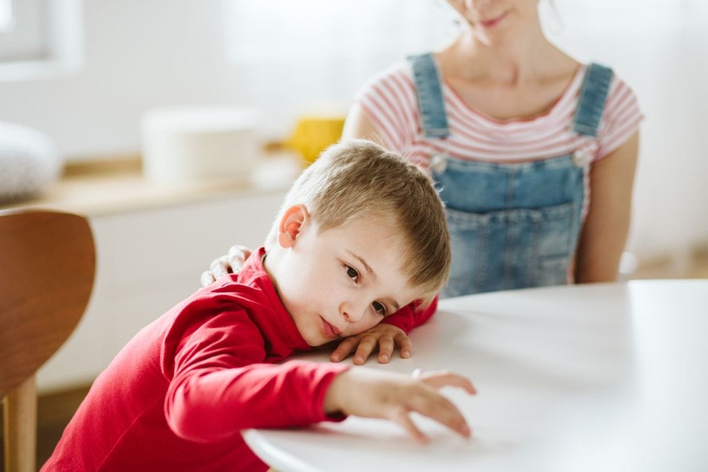 Niño con TDAH distraído en la mesa 