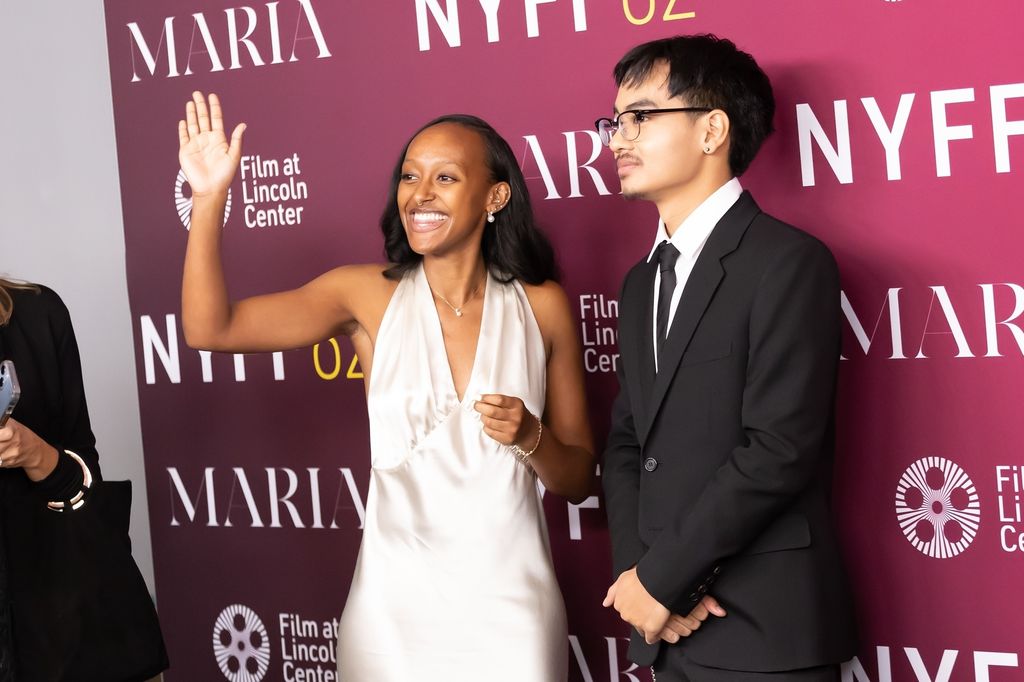 Zahara y Maddox acompañan a su madre, Angelina Jolie, en el estreno de la película 'Maria' en el New York Film Festival el 29 de septiembre de 2024