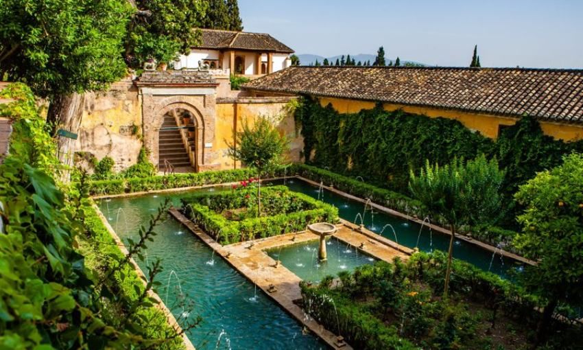 Imprescindible la visita a los jardines del Generalife en La Alhambra de Granada.