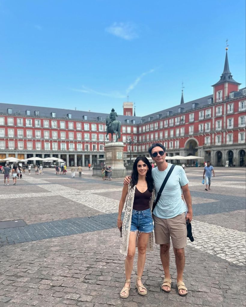 Sandra Echeverría y Leonardo de Lozanne posaron desde la Plaza Mayor en Madrid.