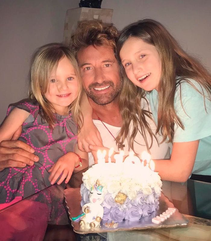 Gabriel Soto y sus hijas 