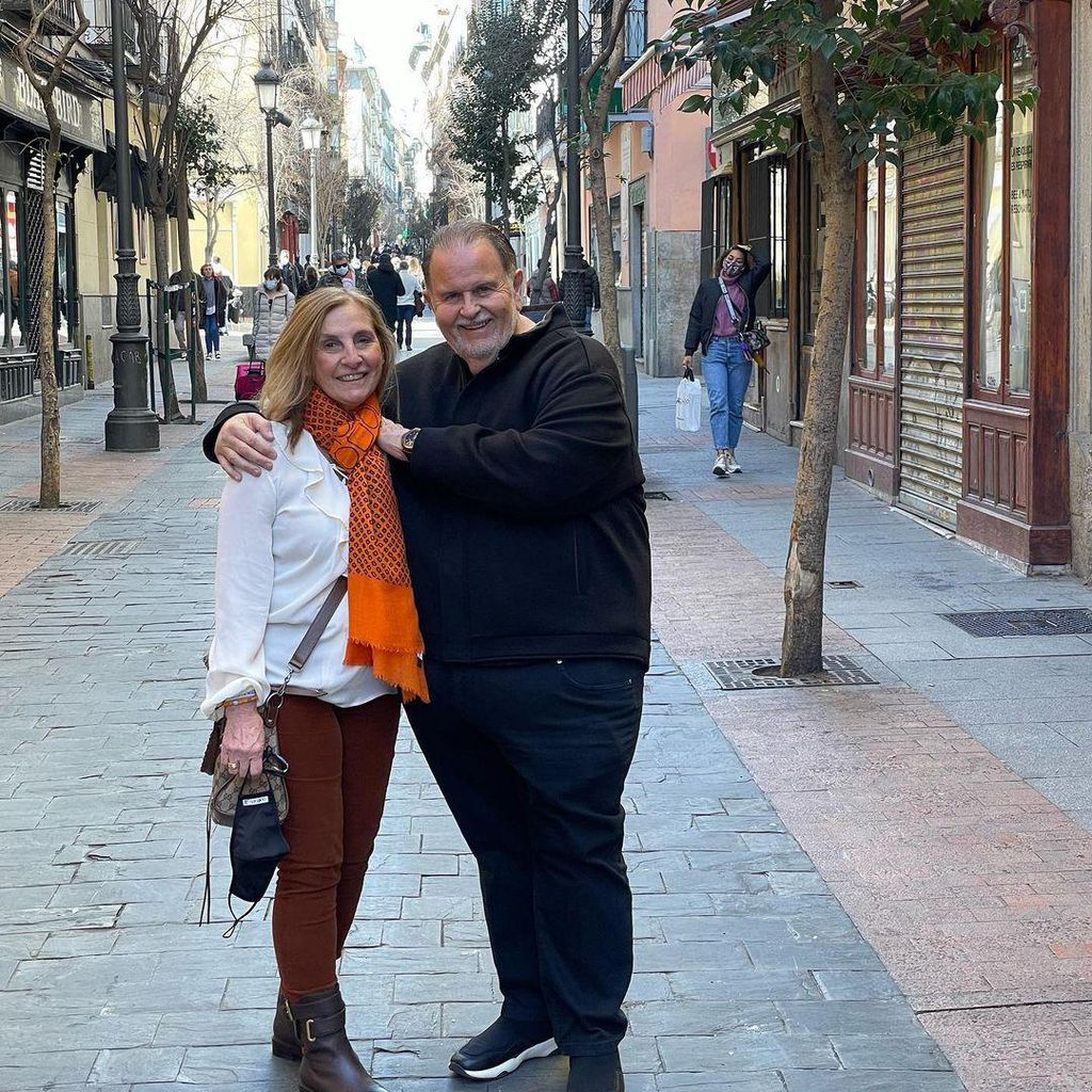 Raúl de Molina, de vacaciones en Madrid junto a su esposa Mily