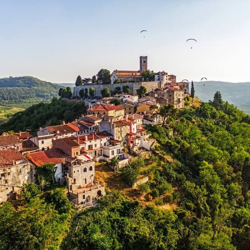 El pequeño pueblo de Motovun, en el centro de Istria, una península conocida como la Toscana croata