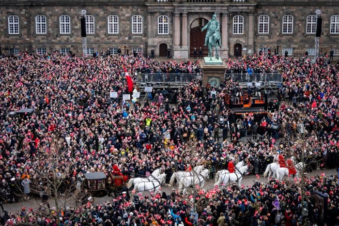 Multitudinario primer paseo de los nuevos Reyes