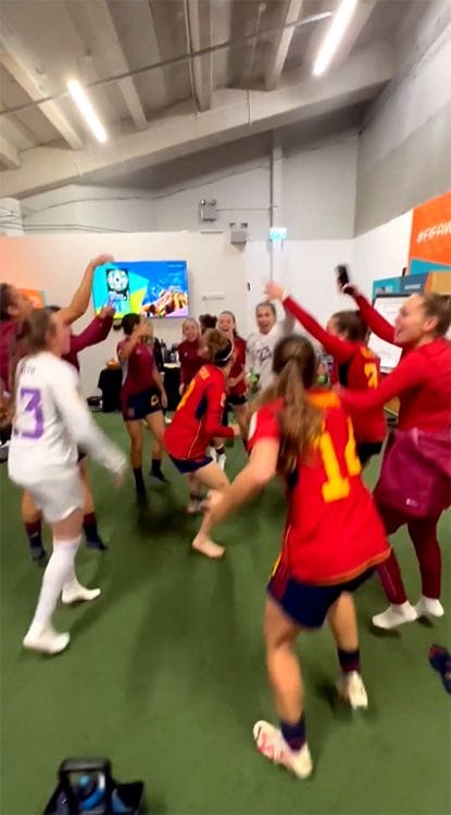 El baile de las jugadoras en el vestuario