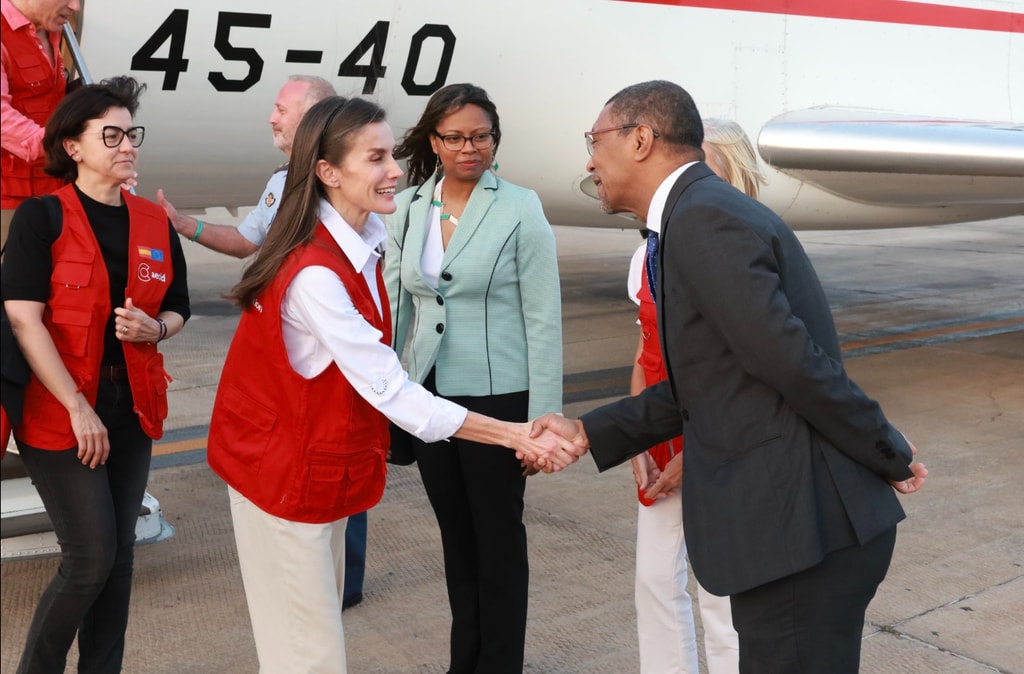 Llegada de la Reina al Aeropuerto Internacional Nelson Mandela para conocer el trabajo de la Cooperación Española en igualdad de género, desarrollo integral y economía azul con Cabo Verde