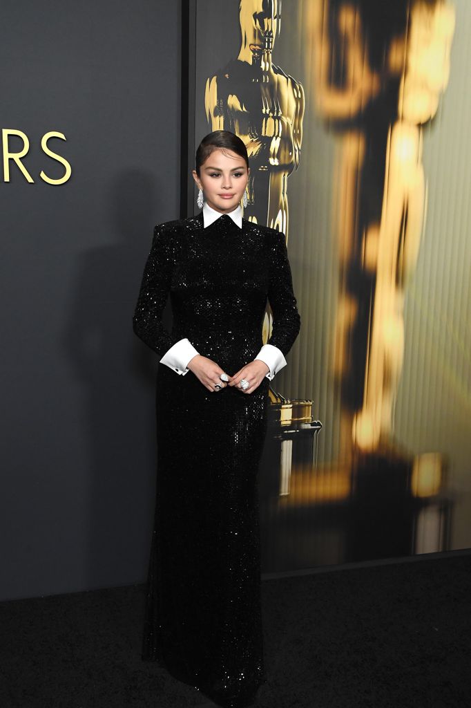 Selena Gomez en los Governors Awards 2024 con vestido de Ralph Lauren y exclusivas joyas