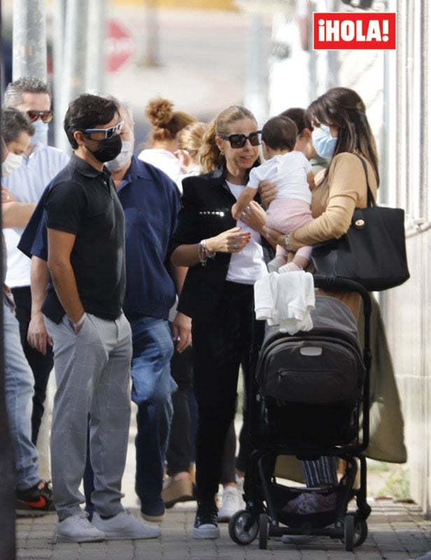 Pastora Soler, acompañada por familiares y amigos en la despedida a su padre