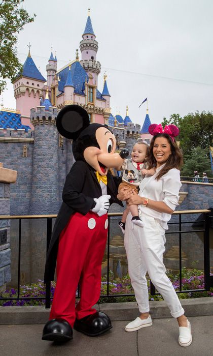 Eva Longoria y el bebé Santi en su cumpleaños en Disneylandia