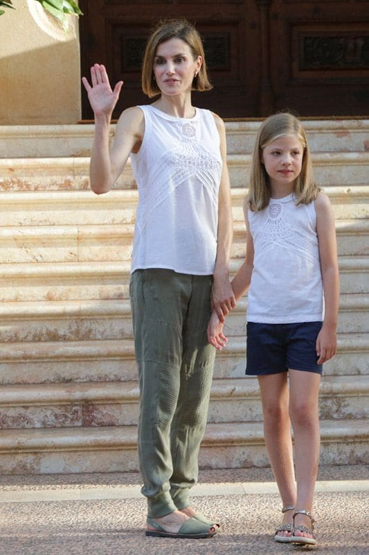 La reina Letizia y su hija, la infanta Sofía, han lucido la misma camisa para su posado en los jardines de Marivent
