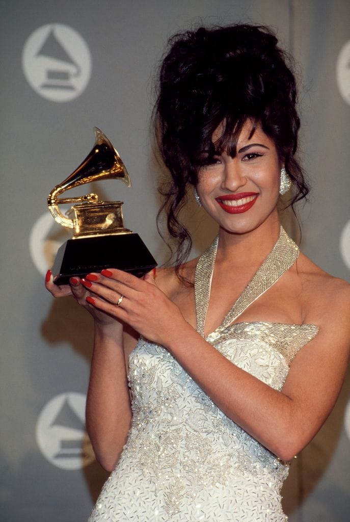  Selena Quintanilla con su GRAMMY en la ceremonia de 1994.