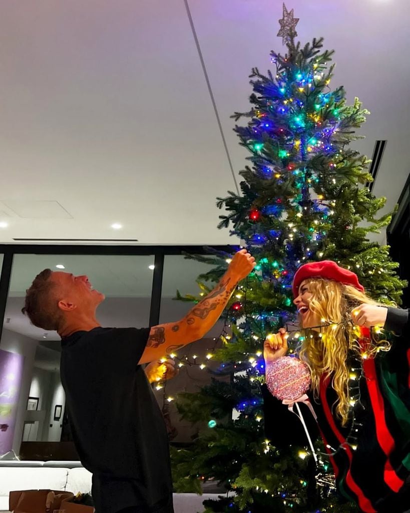 Alejandro Sanz pone el árbol de navidad