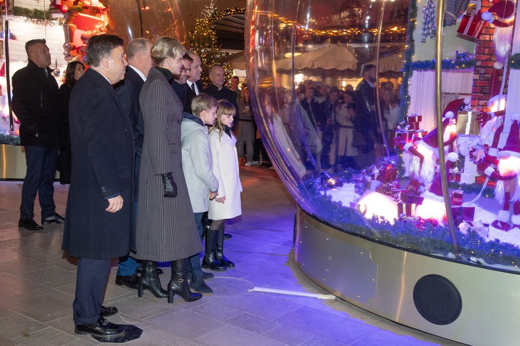 Alberto de Mónaco, Charlene de Mónaco y Jacques y Gabriella en la inauguración del encendido navideño de 2024