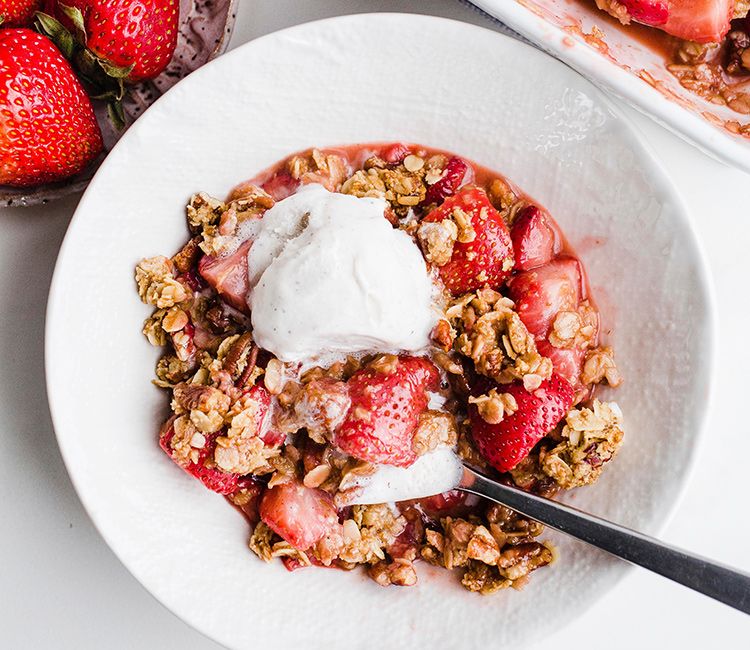 Fresas al vinagre con muesli y helado de yogur