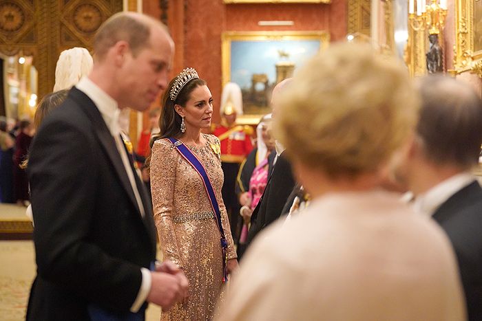 Los príncipes de Gales saludando en la recepción con el cuerpo diplomático