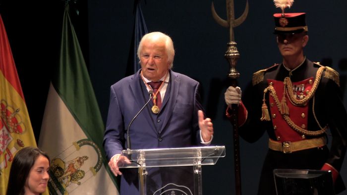 Manuel Benítez recogiendo la medalla de la ciudad de Córdoba