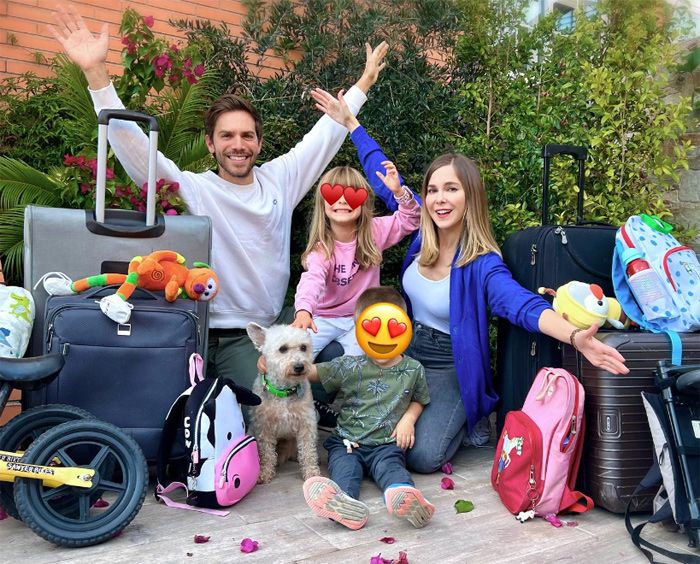 Marc Clotet junto a Natalia Sánchez y sus hijos