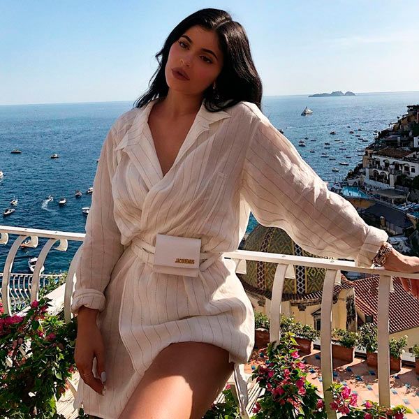 Kylie Jenner con mini fanny packs de Jacquemus