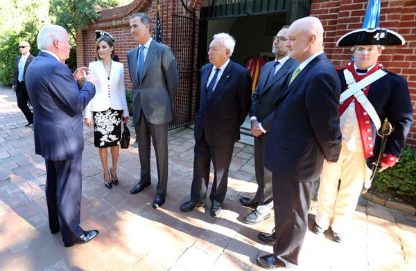 Don Felipe y doña Letizia fueron recibidos por Curtis Viebranz, presidente y consejero delegado de Mount Vernon, la residencia sureña de George Washington
