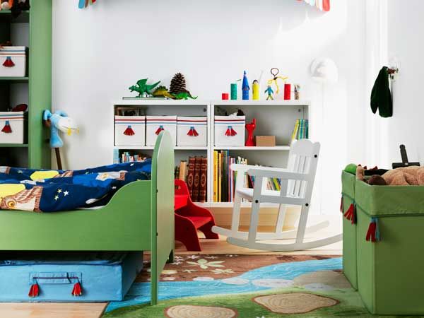 Las cajas te permiten tener la habitación despejada y las cosas guardadas. Además, los niños recogerán (casi) sin darse cuenta. Ikea (ikea.com).
