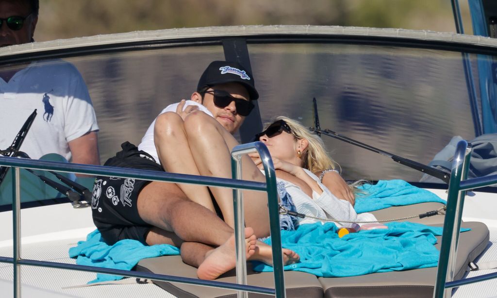 Danna Paola y Alex Hoyer en Ibiza