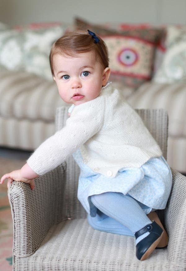 En una de las imágenes, la princesa Charlotte posa sentada en un sillón de mimbre
