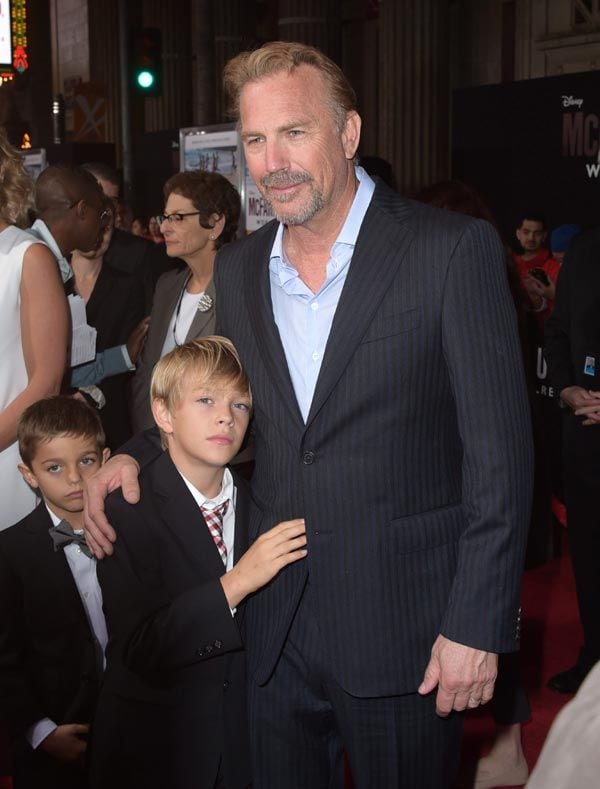 Kevin Costner junto a sus dos hijos Cayden, de siete años, y Hayes, de cinco 