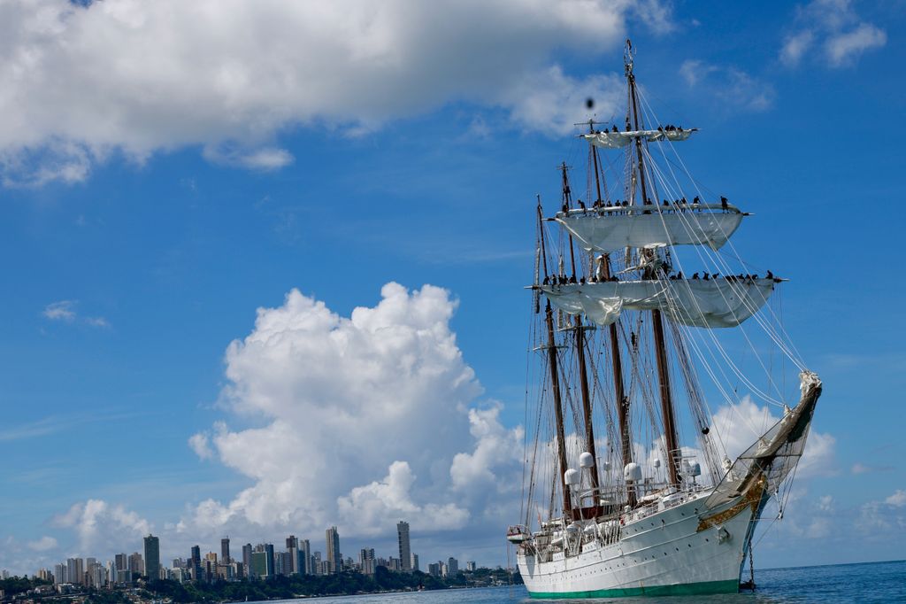 el buque Juan Sebastian Elcano en el puerto de Salvador de Bahía (Brasil) este 13 de febrero de 2025