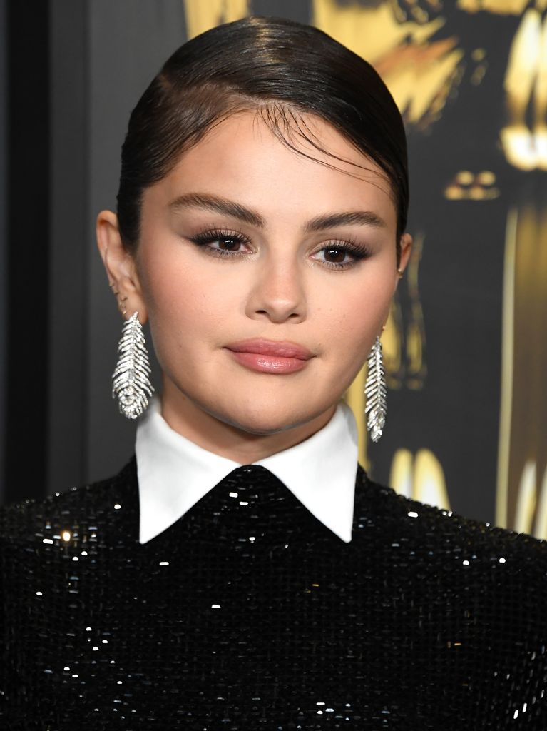 Selena Gomez en los Governors Awards 2024 con vestido de Ralph Lauren y exclusivas joyas