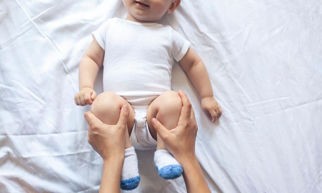 pediatra hace movimientos en las piernas de ni o para favorecer la defecaci n