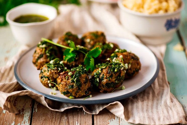 Albóndigas de carne y acelgas con piñones y chimichurri