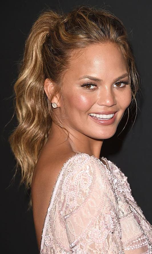 chrissy teigen con ponytal