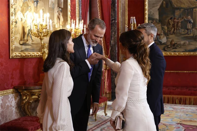 Don Felipe, saludando a la primera dama paraguaya