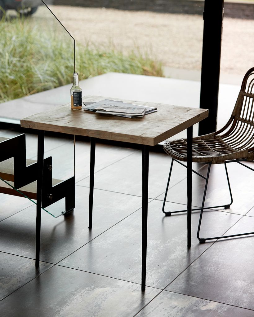 Mesa de madera con silla de ratán