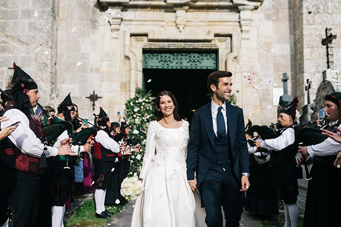 Salida de los novios De la Iglesia