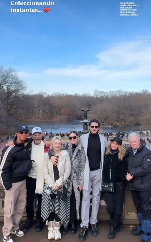 Andrea Legarreta y Erik Rubín con su familia.