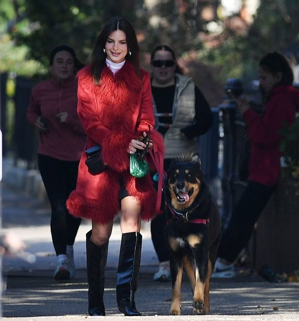 Emily Ratajkowski con abrigo rojo