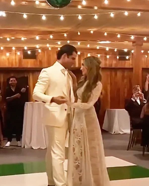 Los novios se miran mientras bailan