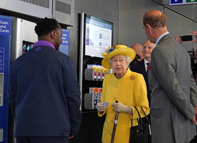 Isabel II y el príncipe Eduardo en el Metro de Londres