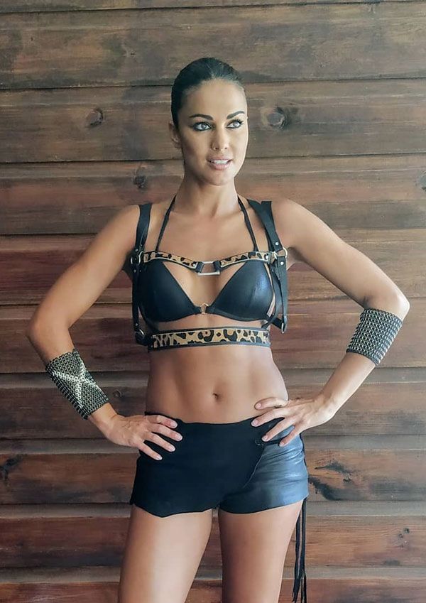 Lara Álvarez con bikini negro y arnés
