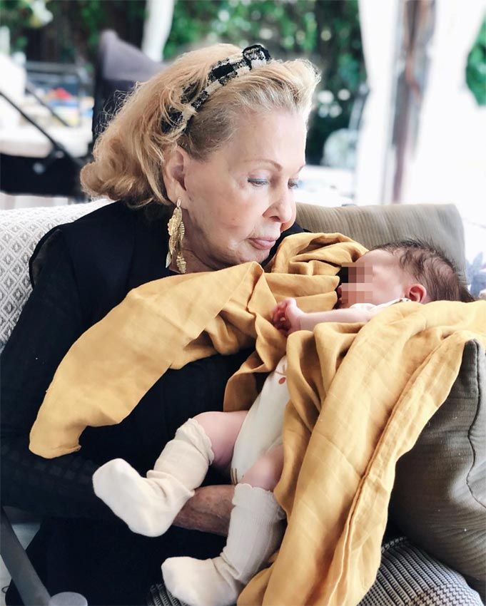 Elena, la abuela de Elena Tablada, con su bisnieta Camila