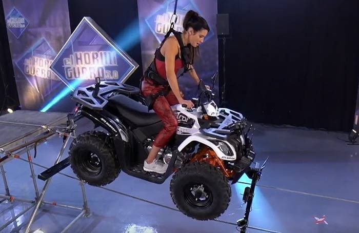 Pilar Rubio haciendo funambulismo con un 'quad' en 'El Hormiguero'