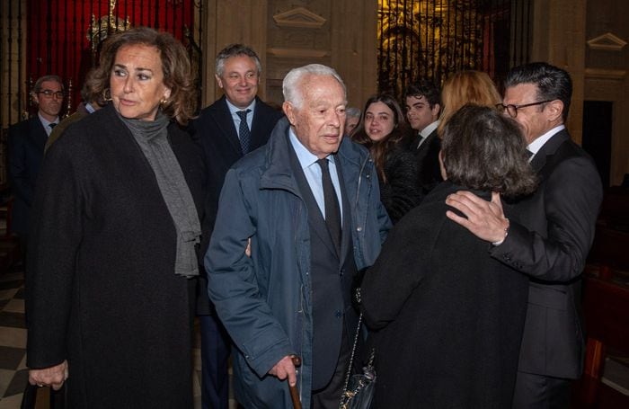 Curro Romero y Carmen Tello, afectados en el funeral de Antonio Burgos