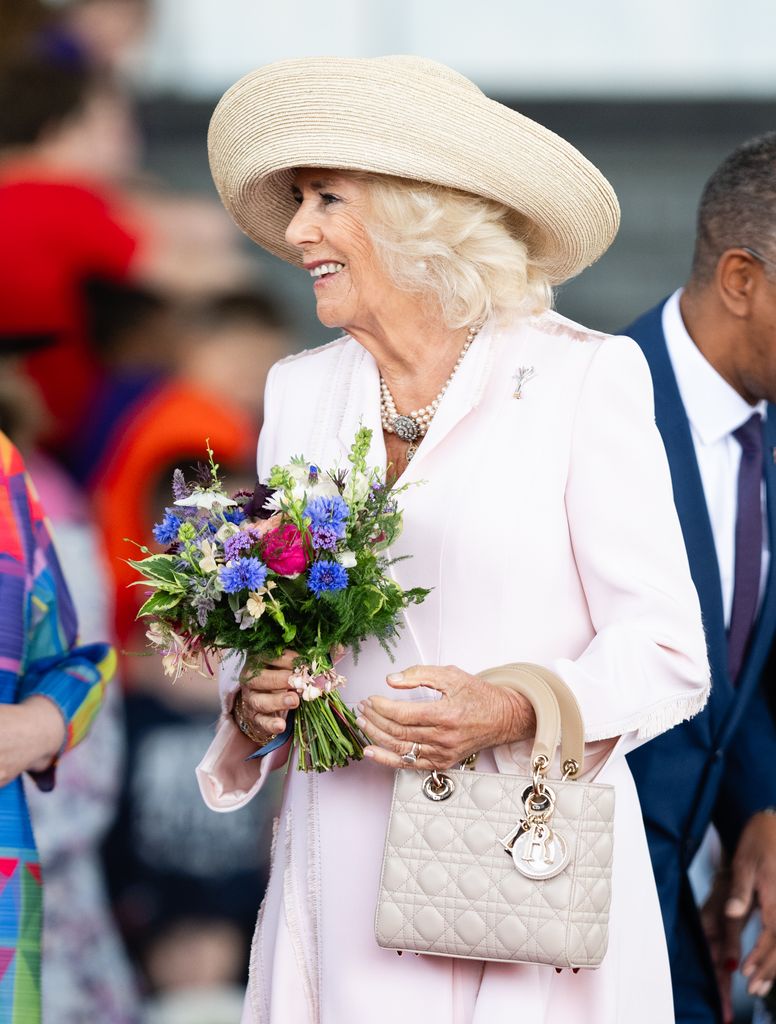 La reina Camilla llega al Senedd, en Cardiff, Gales, el 11 de julio de 2024