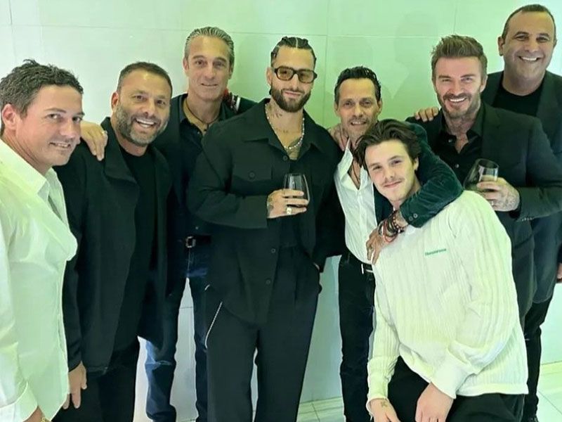 Marc Anthony rodeado de amigos el día de su boda 