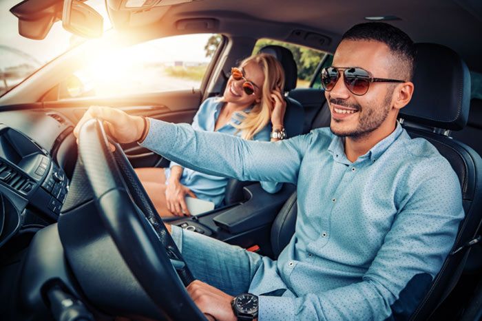 pareja viajando en coche