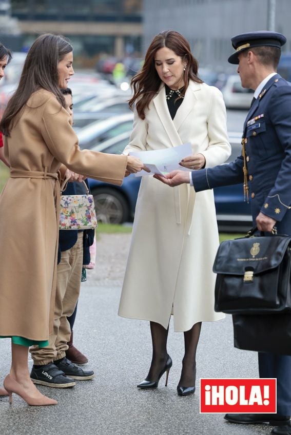 El look con abrigo-batín y bolso español de Mary de Dinamarca en su cita matutina con la reina Letizia