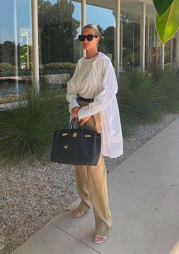 Rosie Huntington-Whiteley con camisa, camiseta blanca y pantalón sastre