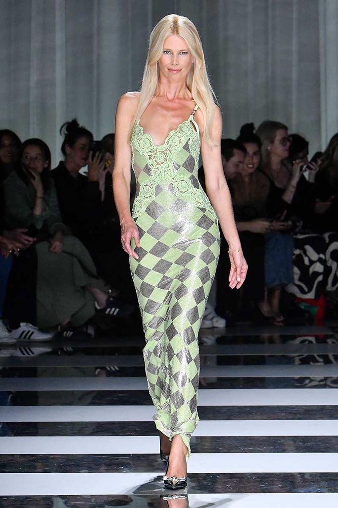 claudia-schiffer-versace-show