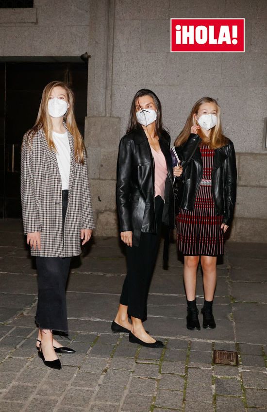 Letizia con la infanta Sofía y la Princesa Leonor a la salida del Teatro Real